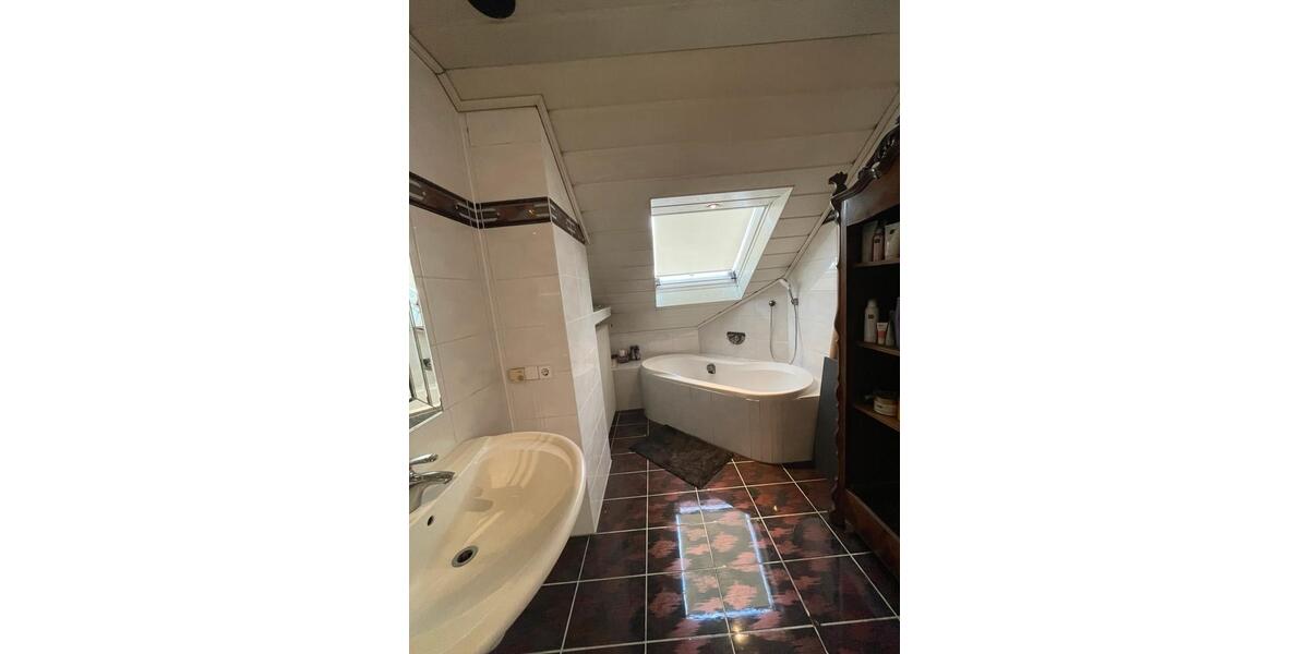 Dachgeschoßwohnung Elfershausen - 3 Zimmer, 80 m&sup2;, 900&euro; | Angebot:26025710