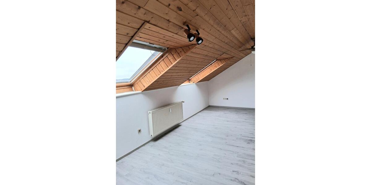 Dachgeschoßwohnung Gädheim - 3 Zimmer, 98 m&sup2;, 750&euro; | Angebot:24864276