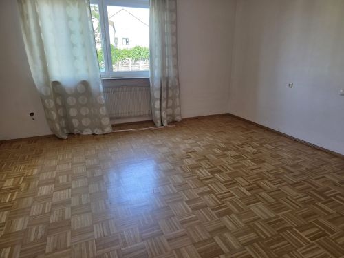 3-Zimmer-Mietwohnung mit Stellplatz und Garage sowie Garten mit Freisitz und Teich sowie Wasserlauf in 97456 Sennfeld (1592) - Erdgeschoßwohnung Sennfeld Sennfeld | Angebot:25521331