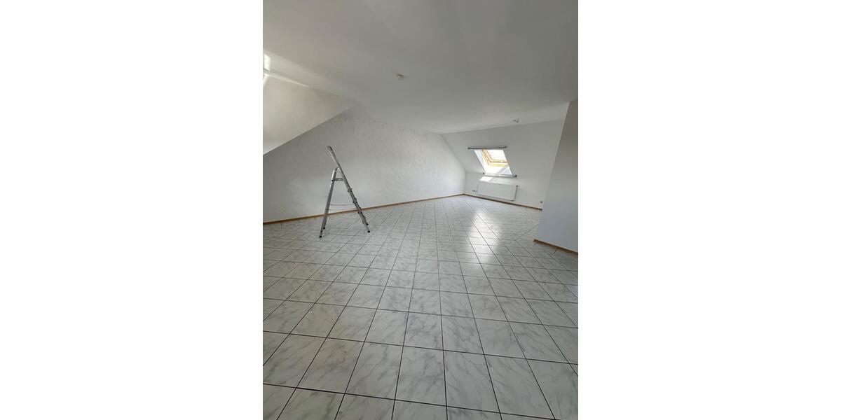 Dachgeschoßwohnung Hohenroth - 3 Zimmer, 102 m&sup2;, 750&euro; | Angebot:25641053