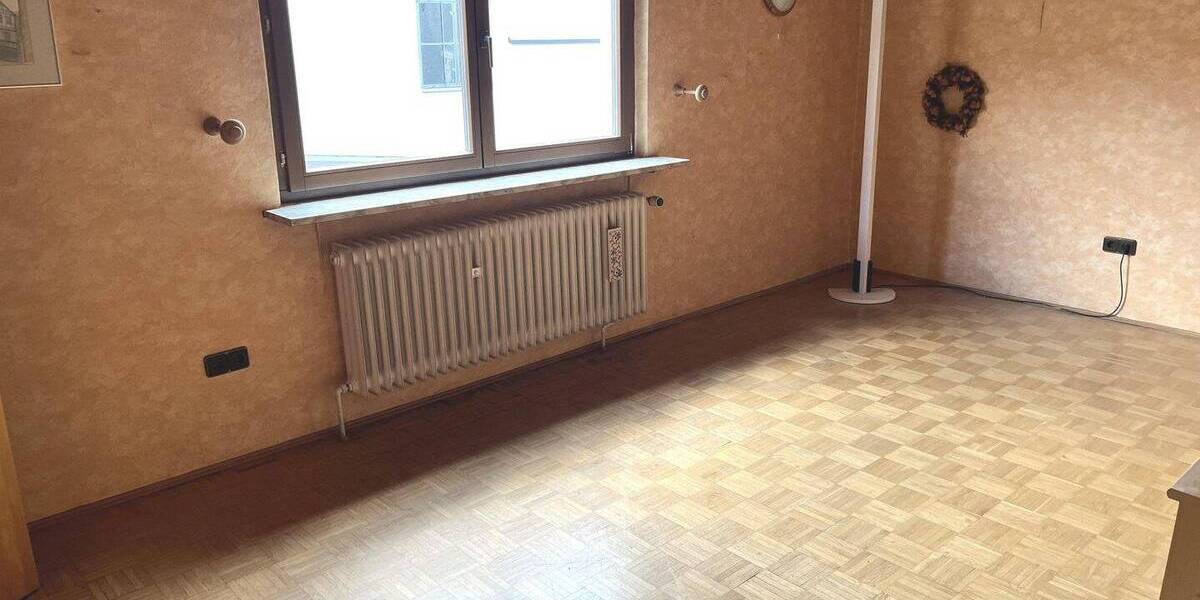 Einfamilienhaus Hofheim - 9 Zimmer, 200 m&sup2;, 270.000&euro; | Angebot:26930429