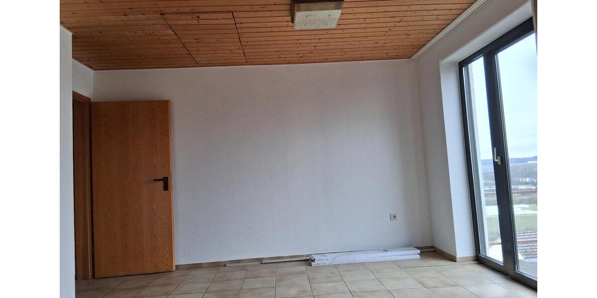 Dachgeschoßwohnung Gädheim - 3 Zimmer, 98 m&sup2;, 750&euro; | Angebot:24864276