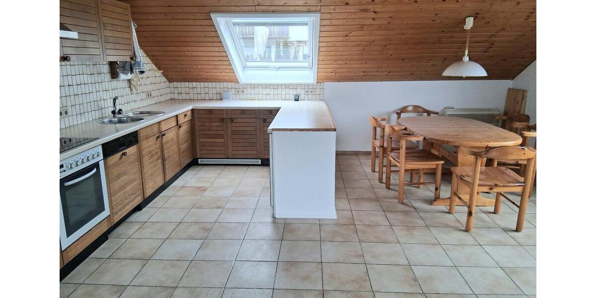 Dachgeschoßwohnung Gädheim - 3 Zimmer, 98 m&sup2;, 750&euro; | Angebot:24864276