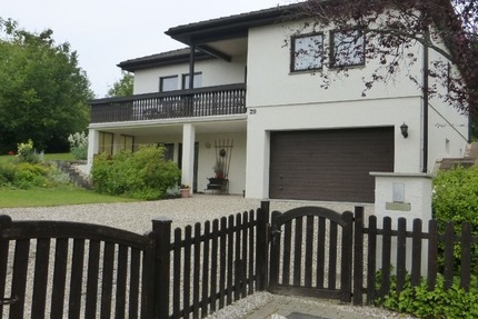 Wohnen mit Weitblick – schöner Bungalow mit Untergeschoss in ruhiger Feldrandlage - Haus Arnstein | Angebot:25838799