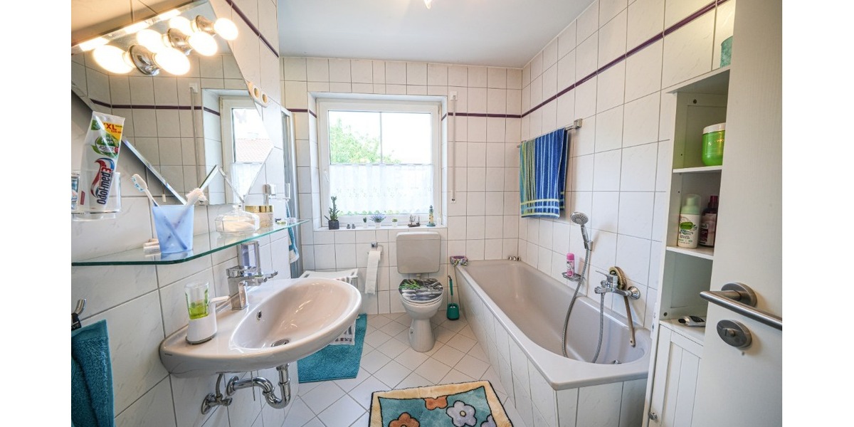 Sehr gepflegtes, freistehendes Mehrfamilien- Generationenhaus, zur Eigennutzung und Kapitalanlage - Mehrfamilienhaus, Wohnhaus Poppenhausen | Angebot:25374817