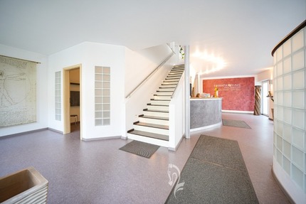 Hochwertige Physiopraxis & vermietete 4-Zimmer-Dachgeschoss-Wohnung - Gewerbeobjekt Arnstein | Angebot:26649274