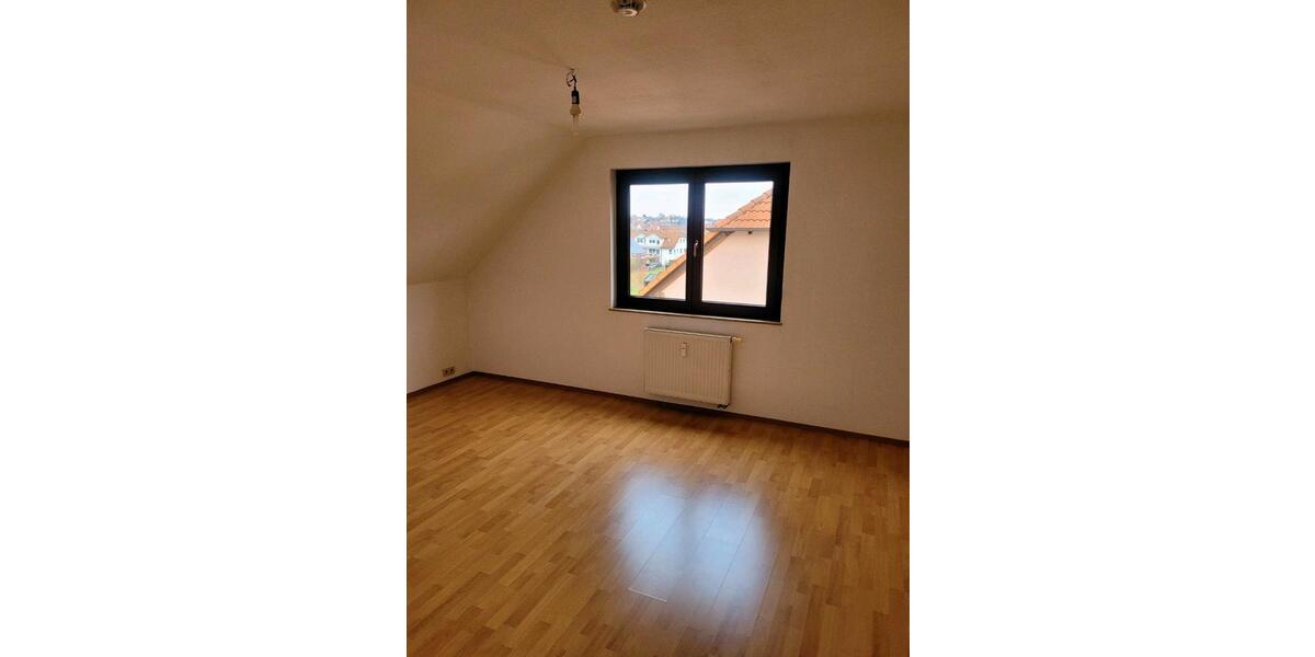 Dachgeschoßwohnung Kürnach - 3 Zimmer, 72 m&sup2;, 832&euro; | Angebot:25937749