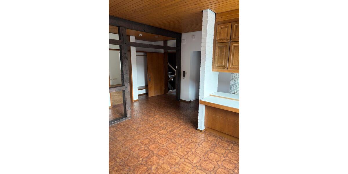 Etagenwohnung Poppenhausen - 7 Zimmer, 215 m&sup2;, 1.890&euro; | Angebot:26312178