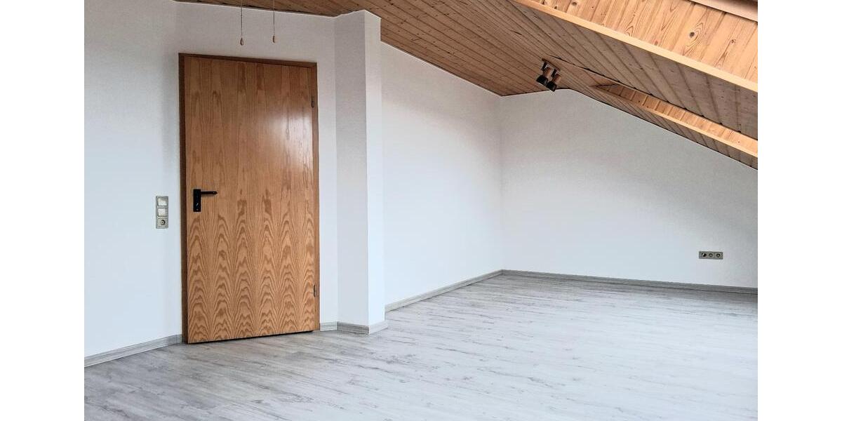 Dachgeschoßwohnung Gädheim - 3 Zimmer, 98 m&sup2;, 750&euro; | Angebot:24864276