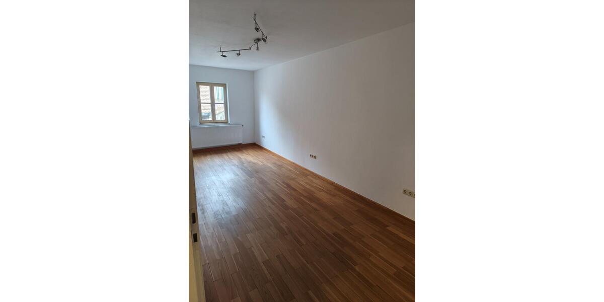 Etagenwohnung Münnerstadt - 3 Zimmer, 94 m&sup2;, 670&euro; | Angebot:25764450