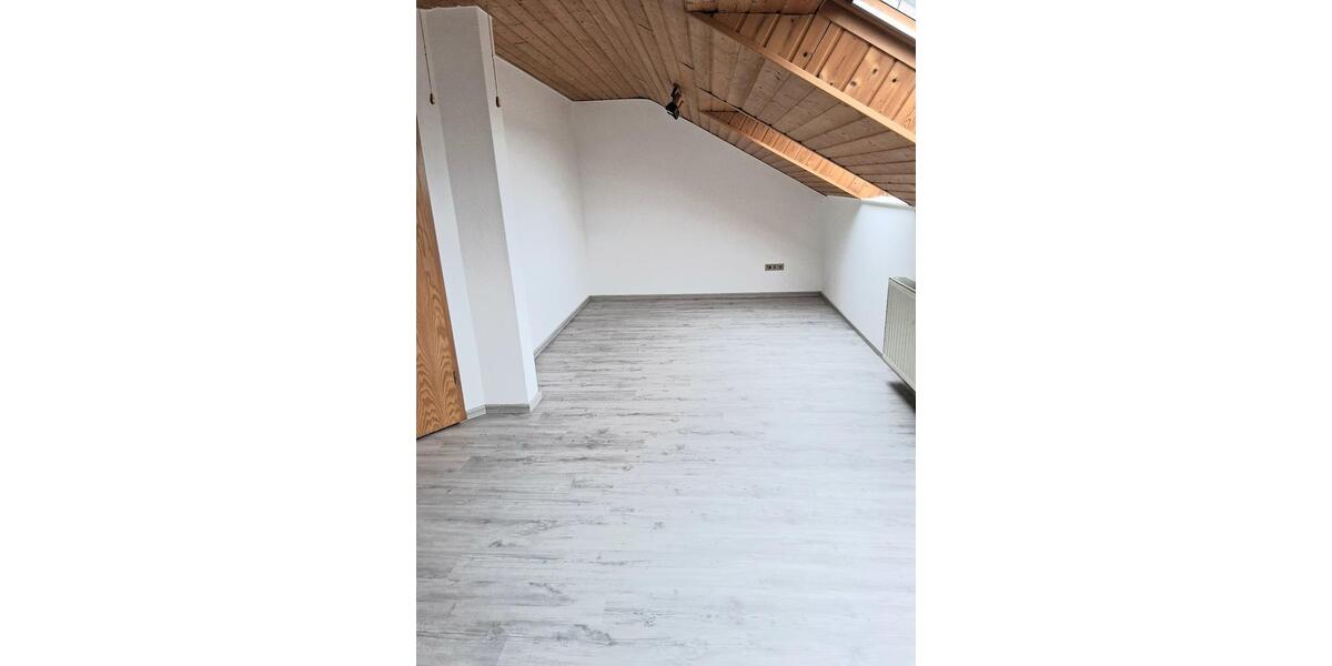 Dachgeschoßwohnung Gädheim - 3 Zimmer, 98 m&sup2;, 750&euro; | Angebot:24864276