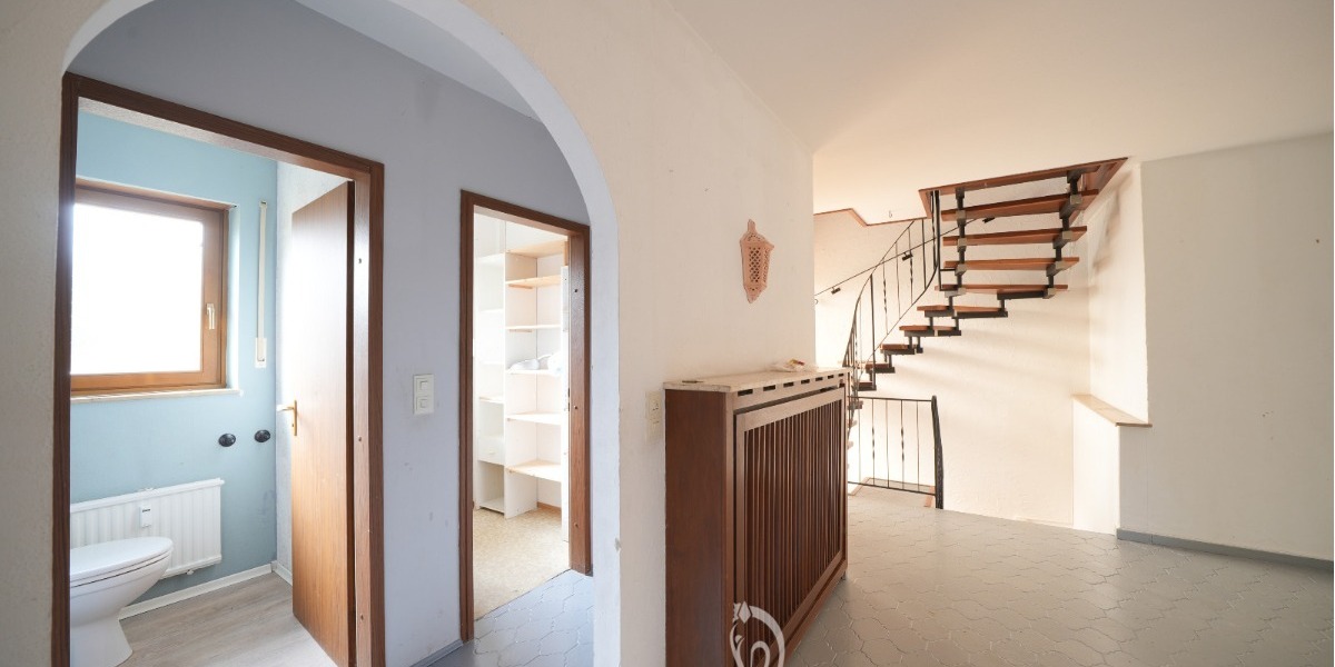 Architektenhaus mit großzügiger Einliegerwohnung und großem Garten in attraktiver Wohnlage - Einfamilienhaus Unterpleichfeld | Angebot:26073612