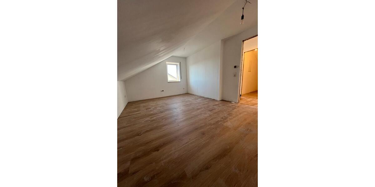 Dachgeschoßwohnung Knetzgau - 3 Zimmer, 70 m&sup2;, 700&euro; | Angebot:26045180