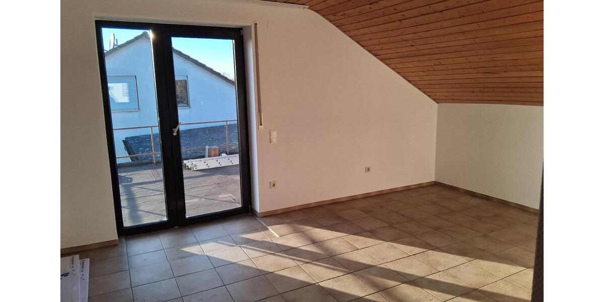 Dachgeschoßwohnung Gädheim - 3 Zimmer, 98 m&sup2;, 750&euro; | Angebot:24864276