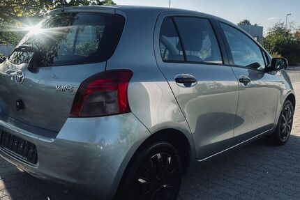 Toyota Yaris 182.999 km 2.490 &euro; Schwarzach am Main 97359