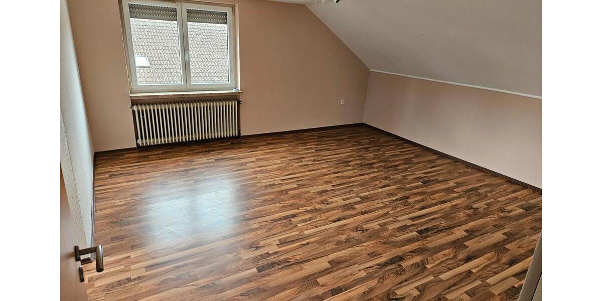 Dachgeschoßwohnung Hohenroth - 2.5 Zimmer, 65 m&sup2;, 470&euro; | Angebot:26033540