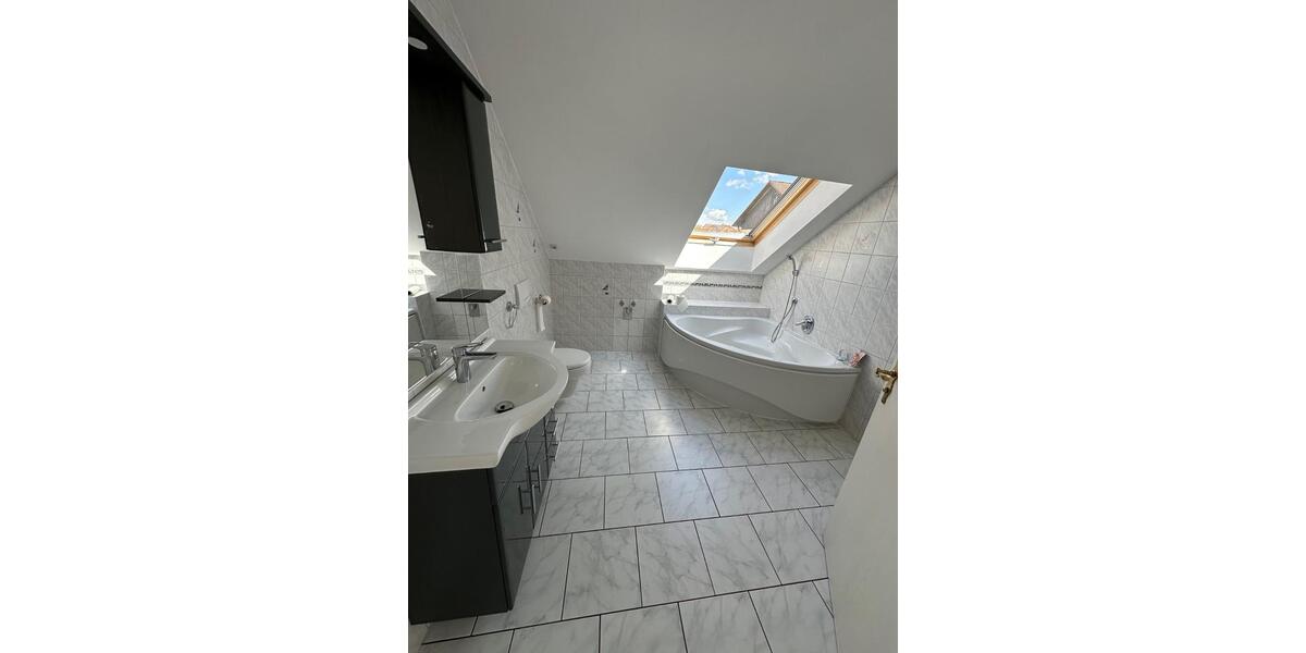 Dachgeschoßwohnung Hohenroth - 3 Zimmer, 102 m&sup2;, 750&euro; | Angebot:25641053